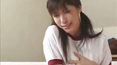 Cewek ebony keriting sorangan dina sofa, ngajanteng pikeun urang