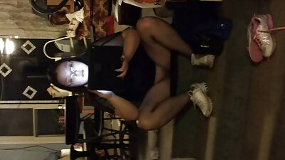 Gadis Playful masturbates deukeut tangkal Taun Anyar dina video VR